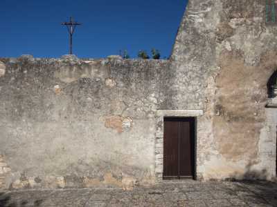 Il volume pi� alto � delimitato lateralmente da un contrafforte trapezoidale che si sviluppa in basso fino ad intersecare il muro di un sottostante vano adibito a sacrestia